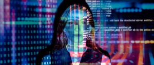 Eine Frau steht vor einem farbenfrohen, digitalen Hintergrund, der mit Binärcode und Programmiersprache gefüllt ist. Ihr Gesicht ist teilweise durch farbige Linien und Text verdeckt.