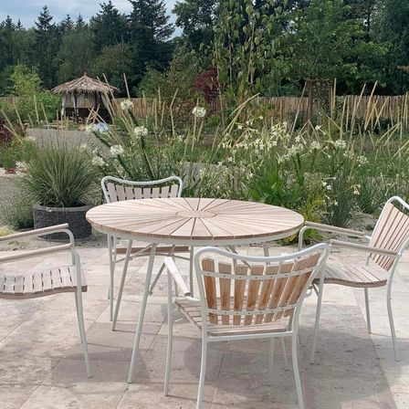 Bild enthält, Furniture, Table, Interior Design, Tabletop, Chair, Nature, Outdoors, Scenery, Backyard, Dining Table