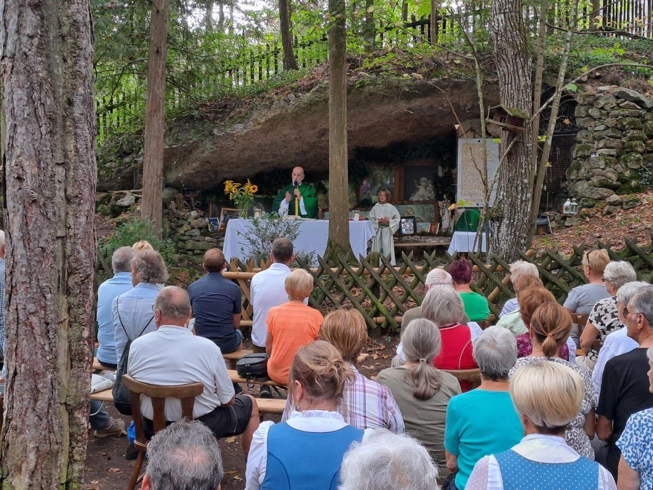 Bild enthält, People, Person, Adult, Male, Man, Shelter, Child, Female, Girl, Nature