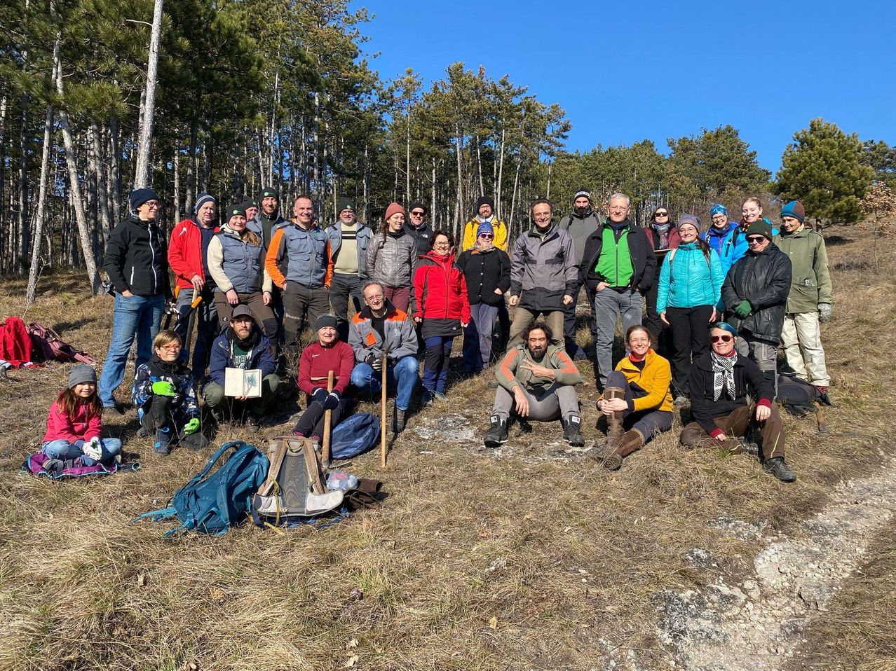 Bild enthält, People, Person, Groupshot, Bag, Adult, Male, Man, Backpacking, Jeans, Outdoors