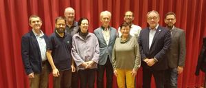 Bild enthält, Groupshot, Person, People, Adult, Male, Man, Blazer, Coat, Jacket, Pants