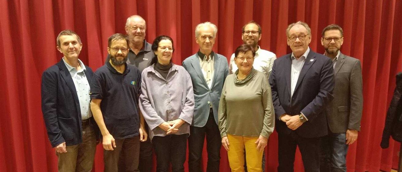 Bild enthält, Groupshot, Person, People, Adult, Male, Man, Blazer, Coat, Jacket, Pants