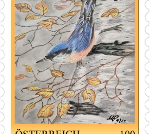 Ein österreichischer Briefmarke zeigt einen blau-weißen Vogel auf einem Baumzweig mit gelben Blättern, darunter das Wort 'Oesterreich' und die Zahl '100'.