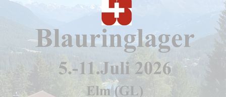 Gruppe von Kindern, die sich an den Händen halten, auf einer Grasfläche, mit Bergen und einem Haus im Hintergrund. Das Poster für Blauringlager ist mit dem Datum 5. bis 11. Juli 2026 und dem Ort Elm (GL) versehen.