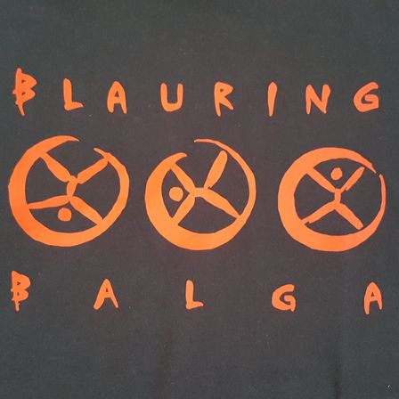 Ein schwarzer Hintergrund mit drei orangefarbenen Kreisen, die ein Symbol in der Mitte zeigen, sowie dem Wort 'BLAURING' in orange Schrift darüber und 'BALAGA' in orange Schrift darunter.