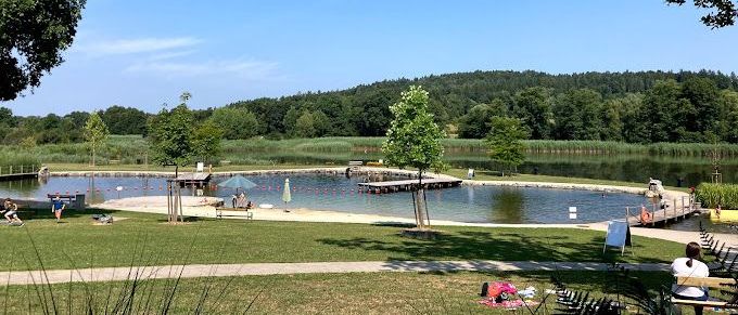 Bild enthält, Nature, Outdoors, Scenery, Lakefront, Person, Bench, Furniture