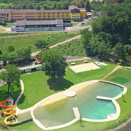 Bild enthält, Building, Lake, Nature, Outdoors, Water, Pool, Swimming Pool, Grass, Park, Hotel