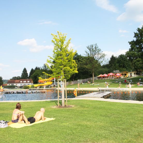 Bild enthält, Grass, Nature, Outdoors, Park, Scenery, Summer, Person, Handbag, Lawn, Lakefront