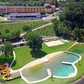 Bild enthält, Building, Pool, Water, Swimming Pool, Outdoors, Lake, Hotel, Aerial View, Grass, Resort