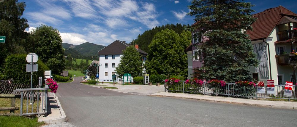 Bild enthält, Neighborhood, City, Suburb, Road, Street, Urban, Nature, Outdoors, Scenery, Building