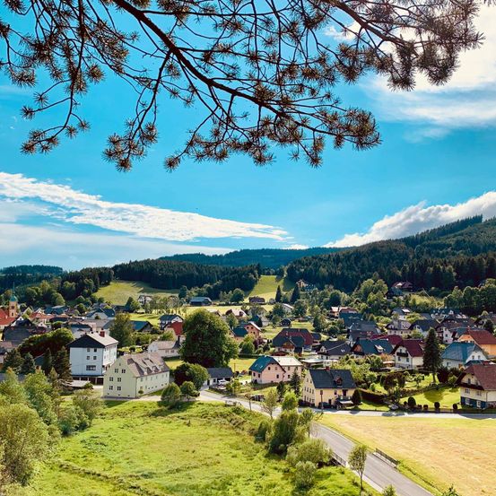 Bild enthält, Nature, Outdoors, Countryside, Rural, Village, Architecture, Building