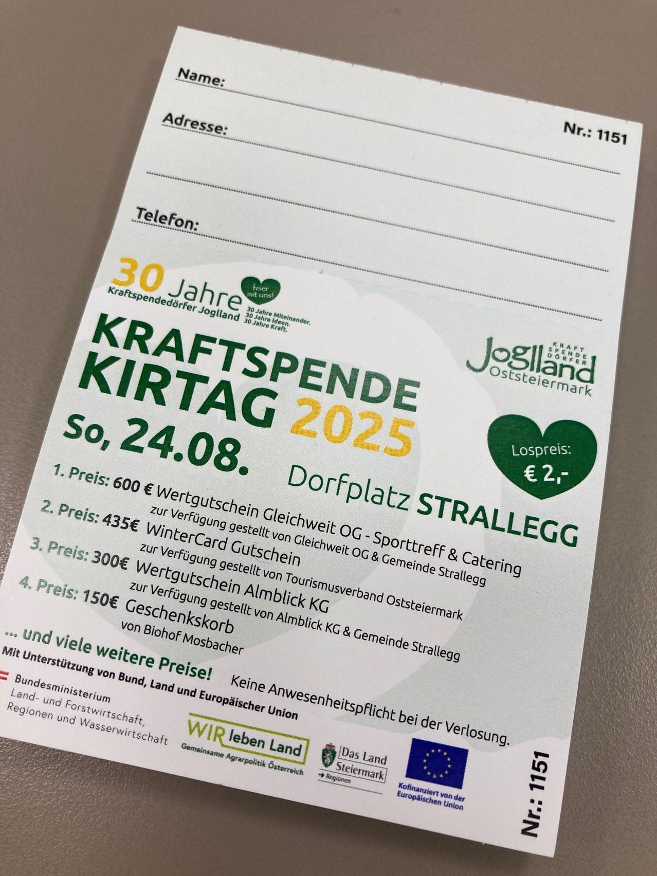 Plakat bewirbt Kraftspende Kirtag 2025 am 24. August. Angebote umfassen Dorfplatz Stralegg für 600 Euro, WinterCard-Gutscheine für 435 Euro, Almblick-Gutscheine für 300 Euro und Biohof Korb-Gutscheine für 150 Euro. Adresse, Telefonnummer und Nr. 1151 sind aufgeführt.