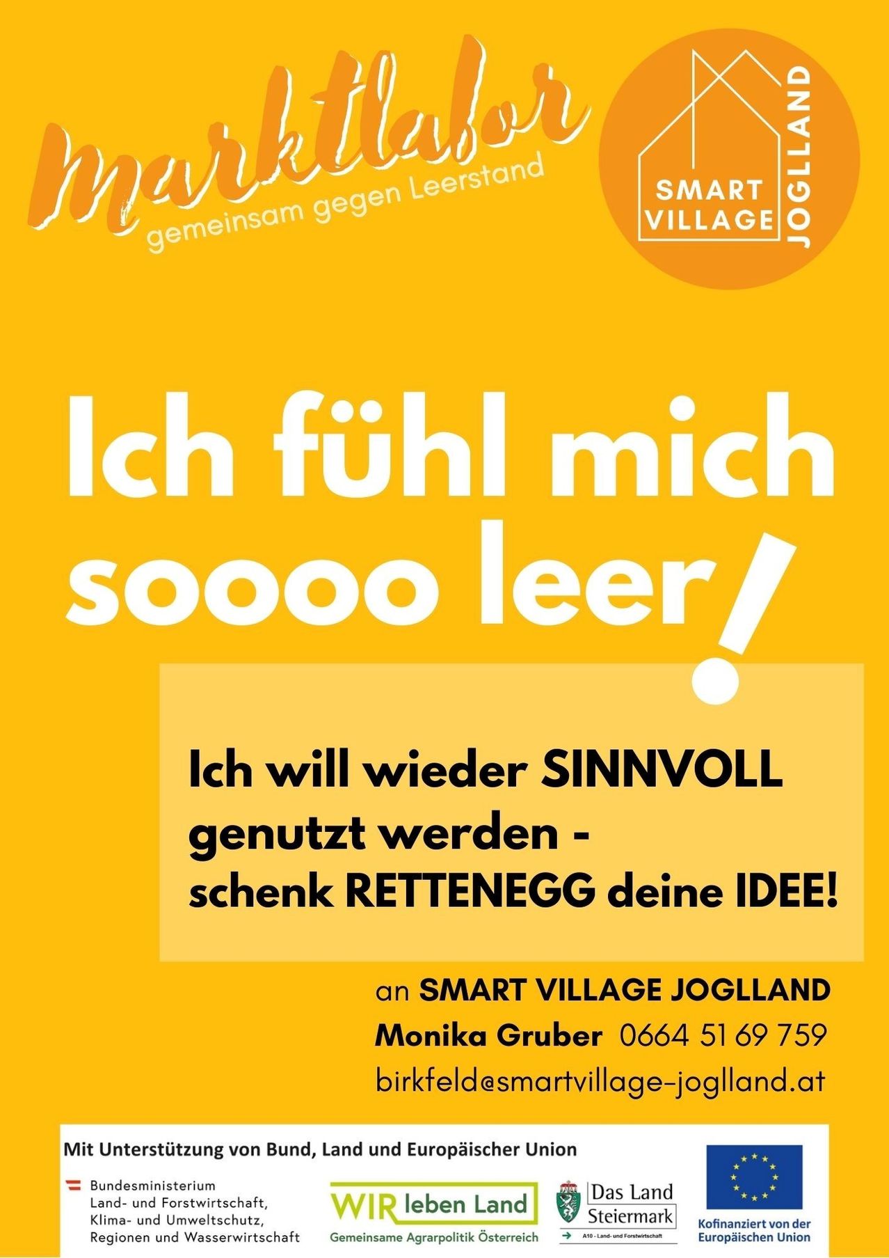Ein Werbeplakat für Smart Village Joglland zeigt einen gelben Hintergrund mit fetter Schrift. Es steht 'Ich fühle mich soooo leer!' und ermutigt die Leser, ihre Ideen beizutragen. Die Kontaktdaten von Monika Gruber sind ebenfalls angegeben.