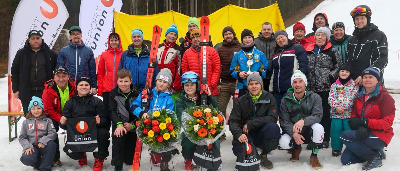 Bild enthält, People, Person, Flower Arrangement, Flower Bouquet, Coat, Groupshot, Jacket, Adult, Female, Woman