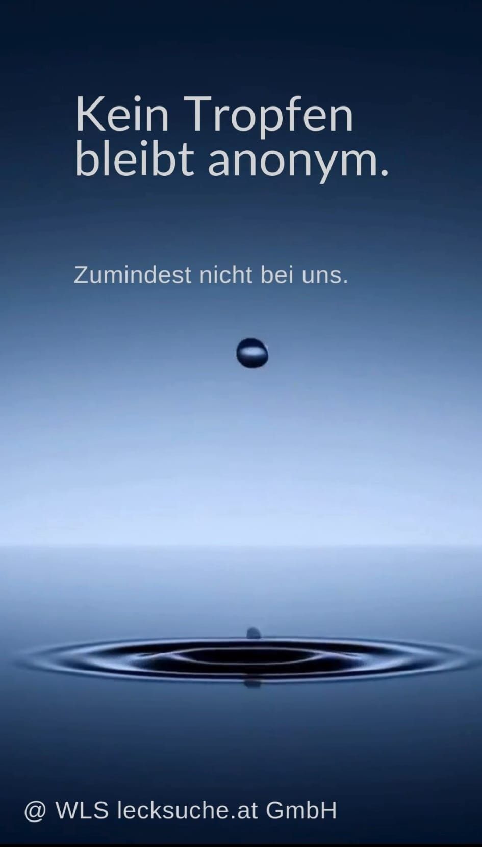 Ein blauer Himmelshintergrund mit einem herabfallenden Regentropfen, der ins Wasser fällt, und sich ausbreitenden Wellen. Der deutsche Text lautet: 'Zumindest nicht bei uns.'