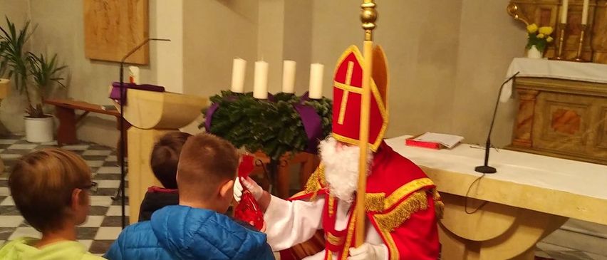 Bild enthält, Altar, Potted Plant, Person, Boy, Child, Male, Candle, Hat, Cross, Face