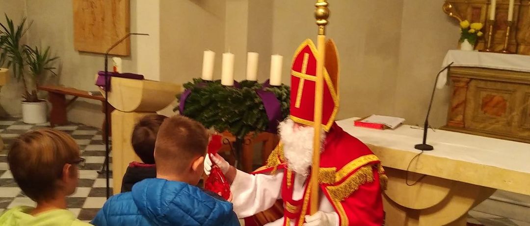 Bild enthält, Altar, Potted Plant, Person, Boy, Child, Male, Candle, Hat, Cross, Face