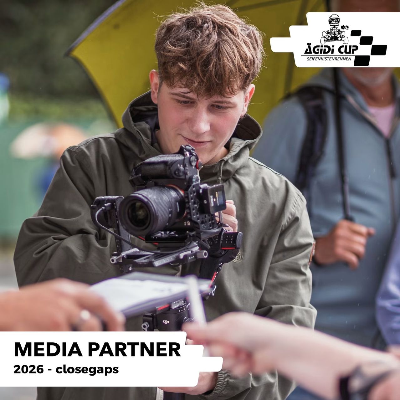 Junger Mann filmt mit professioneller Kamera beim Seifenkistenrennen ÄGIDI CUP