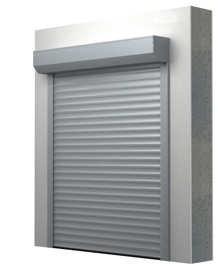 Ein grauer Rollladen ist geschlossen und an einer weißen Wand montiert. Der Rollladen besteht aus Metall und hat eine glatte Oberfläche.