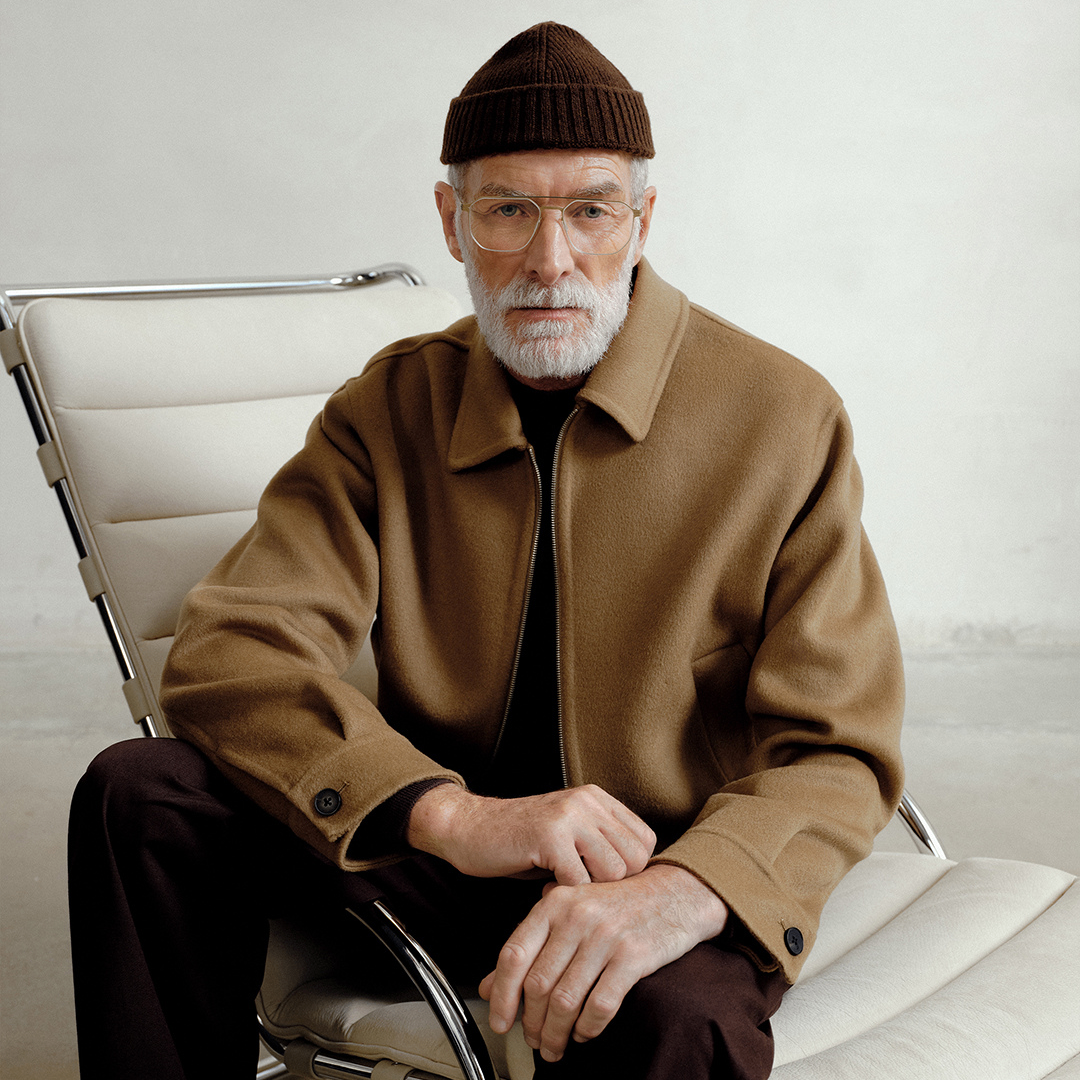 Bild enthält, Adult, Male, Man, Person, Sitting, Coat, Face, Head, Senior Citizen, Portrait