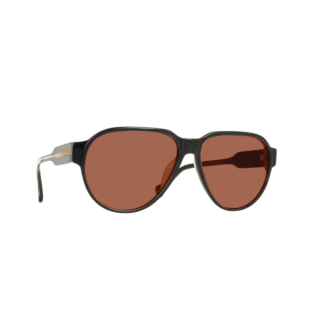 Ein Paar Flieger-Sonnenbrille mit schwarzen Rahmen und braunen Gläsern. Die Sonnenbrille hat einen markanten silbernen Akzent am Bügel.