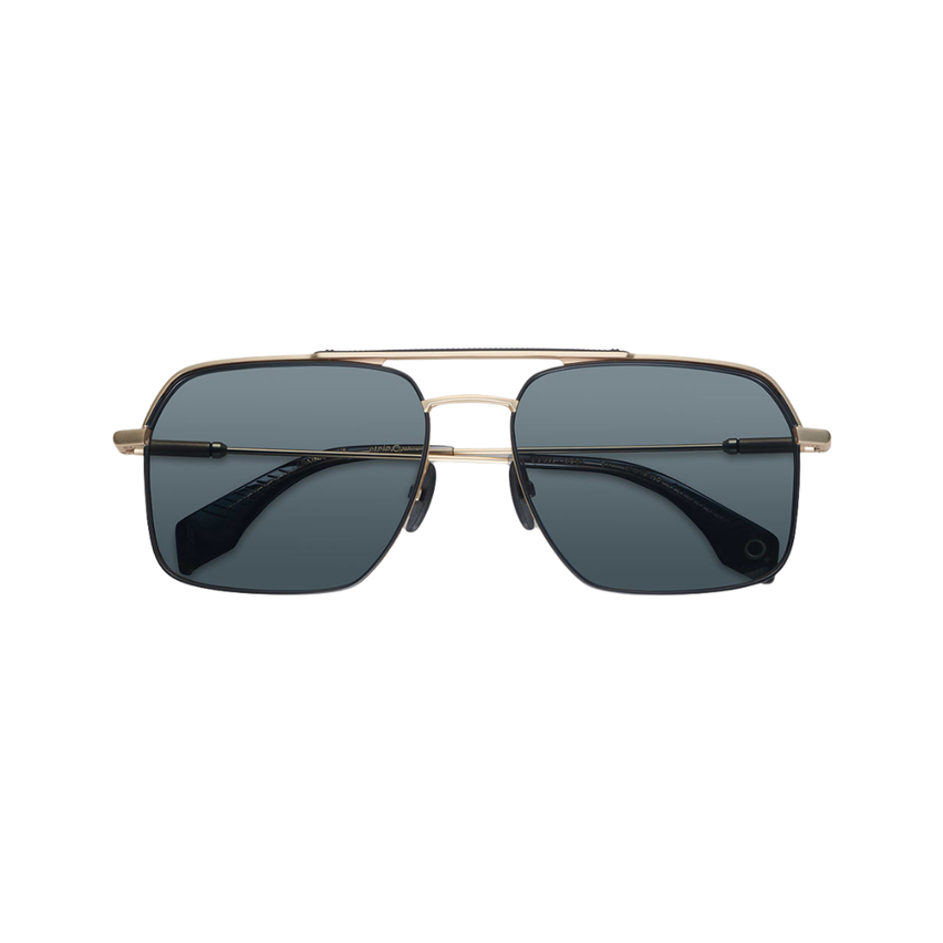Ein Paar Sonnenbrille mit goldfarbenen Rahmen und dunkelgrauen Gläsern wird auf weißem Hintergrund gezeigt.