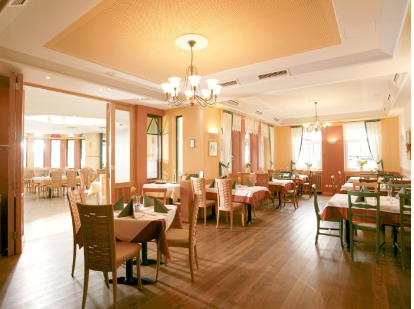 Bild enthält, Dining Room, Dining Table, Furniture, Indoors, Table, Restaurant, Cafeteria, Chair, Chandelier, Lamp