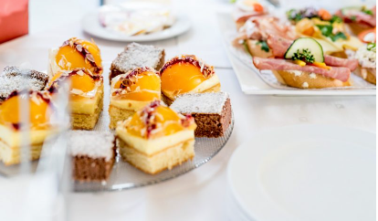 Bild enthält, Brunch, Food, Food Presentation, Dessert, Pastry, Meat, Pork, Shop