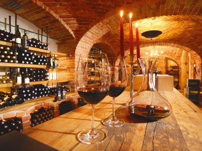 Bild enthält, Alcohol, Beverage, Liquor, Wine, Wine Cellar, Architecture, Building, Festival, Hanukkah Menorah, Candle