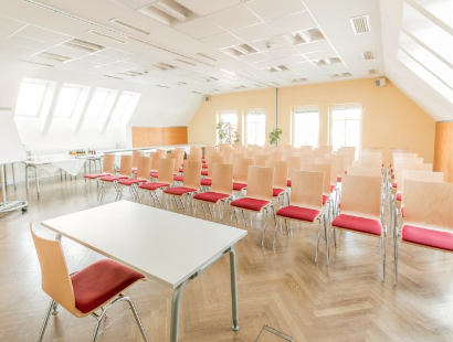 Bild enthält, People, Person, Indoors, Cafeteria, Restaurant, Chair, Furniture, Classroom, School, Interior Design