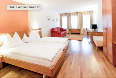 Bild enthält, Indoors, Interior Design, Wood, Flooring, Hotel, Bed, Furniture, Bedroom, Resort, Dorm Room