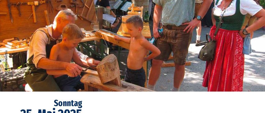 Ein Plakat für die 17. Bildungswoche zeigt einen Mann, eine Frau und Kinder auf einem Markt mit Werkzeugen und einem Brotofen. Die Veranstaltung umfasst einen Handwerksmarkt, Vorführungen und Führungen. Sie findet am 25. Mai 2025 von 10:00 bis 16:00 Uhr statt.