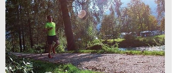 Eine Werbung für Lauftraining/Techniktraining mit Running Rich zeigt eine Person, die auf einem grünen Feld läuft. Die Termine sind vom 8. August bis 26. August 2025. Der Preis beträgt 15€ pro Person und Einheit. Kontaktinformationen sind unten verfügbar.