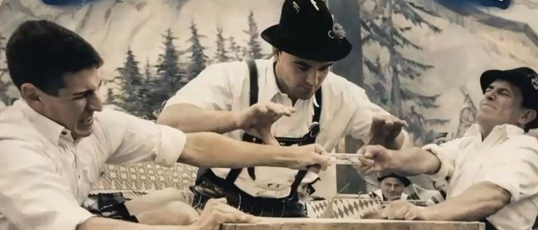 Drei Männer in traditioneller Kleidung spielen am Sonntag, 15. März 2026, um 10:30 Uhr im Festsaal Pfarrwerfen eine Kartenspiel.