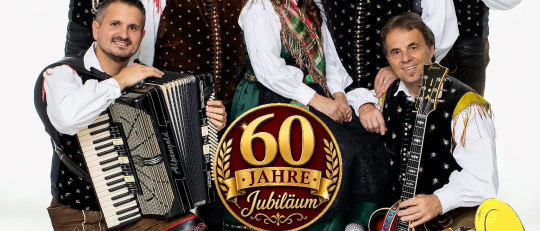 Eine Gruppe von Musikern in traditioneller Kleidung feiert 60 Jahre Dichtlwiert, posiert mit ihren Instrumenten und einem goldenen Jubiläumslogo. Das Event ist für den 7. Dezember 2026 geplant.