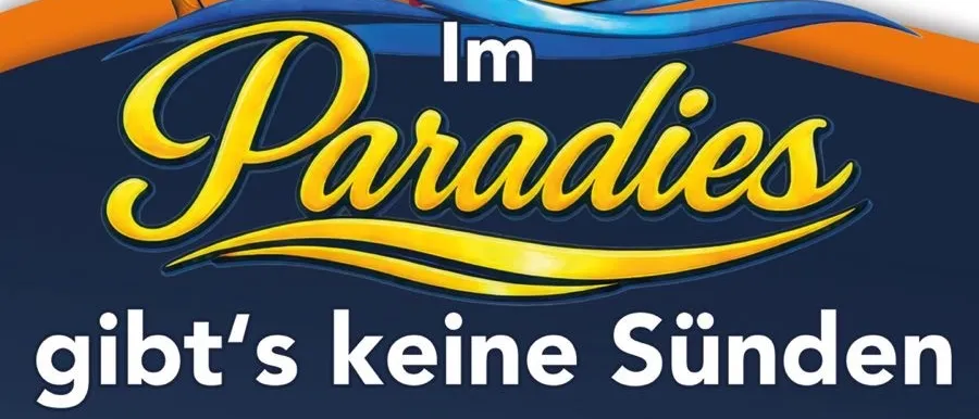 Ein Werbeplakat für die Komödie 'Im Paradies gibt's keine Sünden' von Andreas Holzmann. Das Plakat zeigt zwei gezeichnete Figuren, die in der Luft springen, eine Palme und eine Sonne, mit einem Strand und Ozean im Hintergrund.