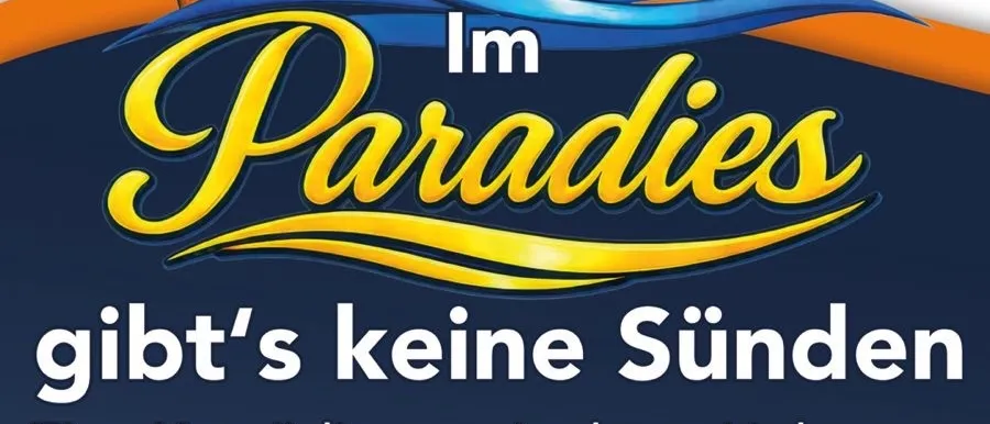 Ein Werbeplakat für eine Komödie der Theatergruppe 'Pöham' mit dem Titel 'Im Paradies gibt's keine Sünden'. Es zeigt zwei gezeichnete Charaktere, die mit Palmblättern springen, eine Sonne und eine Strandszene.