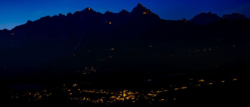 Bild enthält, Mountain, Mountain Range, Nature, Outdoors, Peak, Night, Scenery