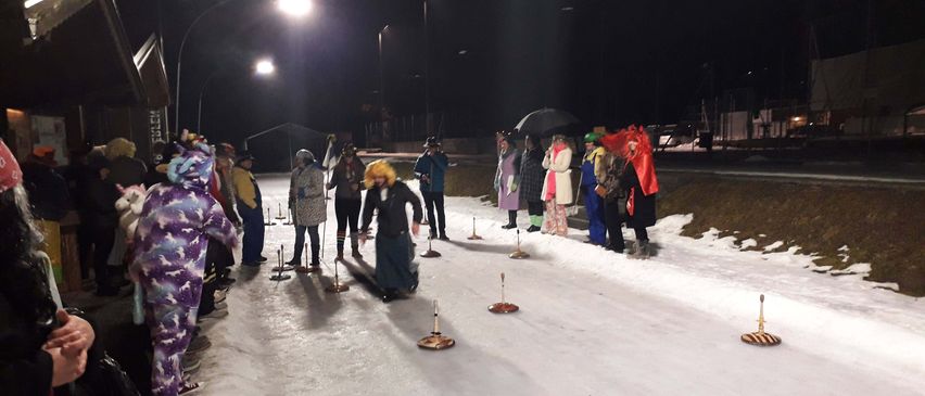 Bild enthält, Person, Urban, Adult, Female, Woman, People, Outdoors, Nature, Shoe, City