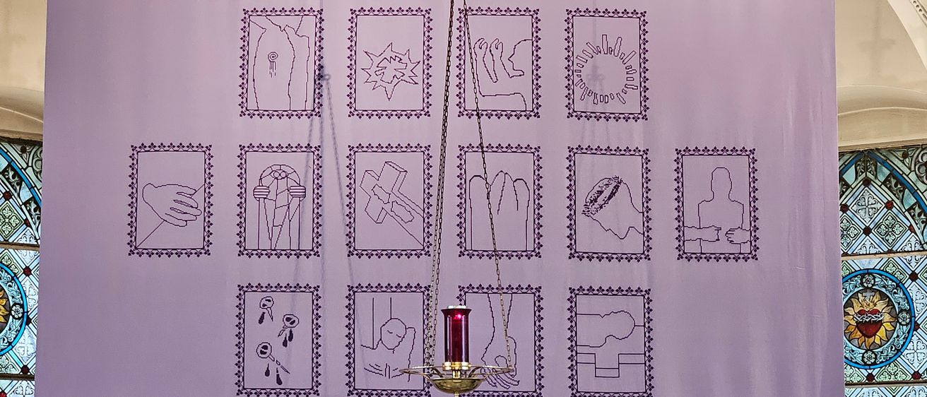 Bild enthält, Altar, Architecture, Building, Church, Prayer, Text, Person