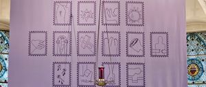 Bild enthält, Altar, Architecture, Building, Church, Prayer, Text, Person