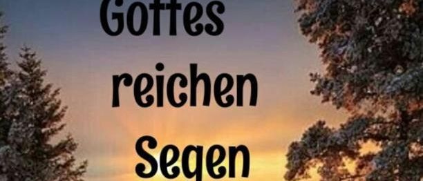 Eine verschneite Landschaft mit immergrünen Bäumen, die mit Schnee bedeckt sind. Der Text lautet 'Gottes reichen Segen im Neun Jahr!' Der Hintergrund zeigt einen Sonnenuntergang.