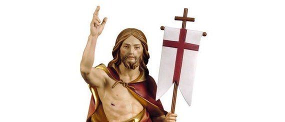 Eine Statue von Jesus Christus mit Fahne und Kreuz, ohne Oberbekleidung, auf einem weißen Hintergrund.