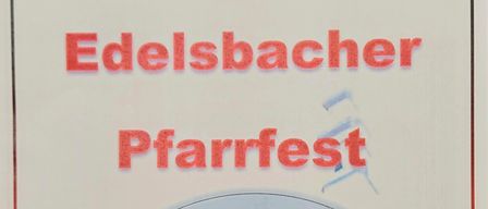 Edelsbacher Pfarrfest mit weißem Stuhl und blauen Akzenten