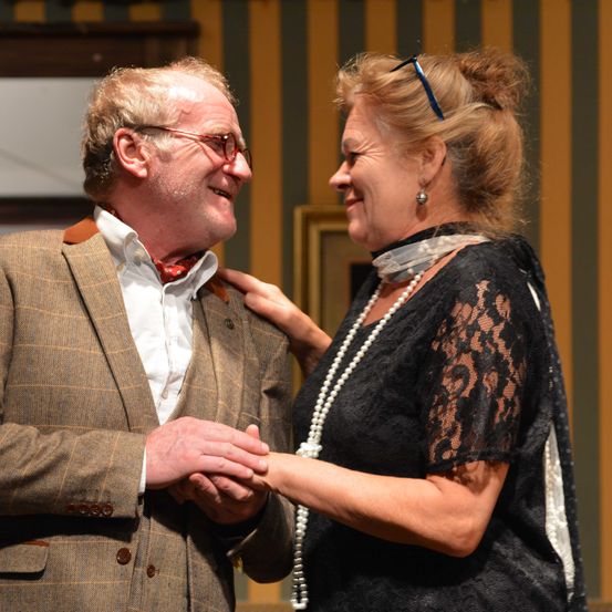 Bild enthält, Adult, Female, Person, Woman, Head, Face, Male, Man, Lady, Coat