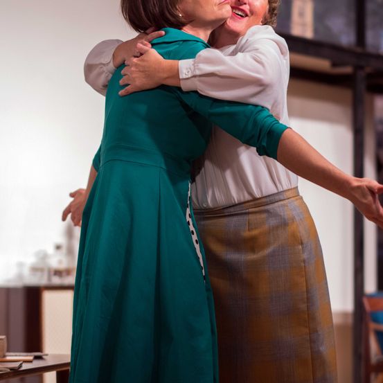 Bild enthält, Dress, Adult, Female, Person, Woman, Hugging, Skirt, Head, Formal Wear, Face