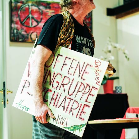 Bild enthält, Face, Head, Person, Photography, Portrait, T-Shirt, Pants, Adult, Male, Man