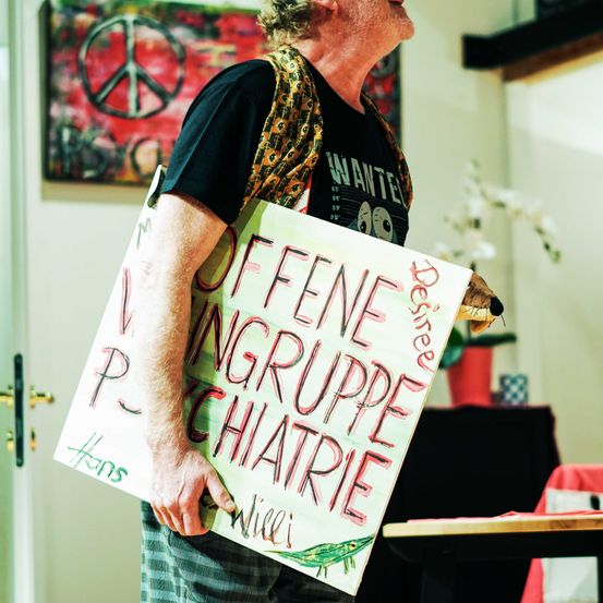 Bild enthält, Face, Head, Person, Photography, Portrait, T-Shirt, Pants, Adult, Male, Man