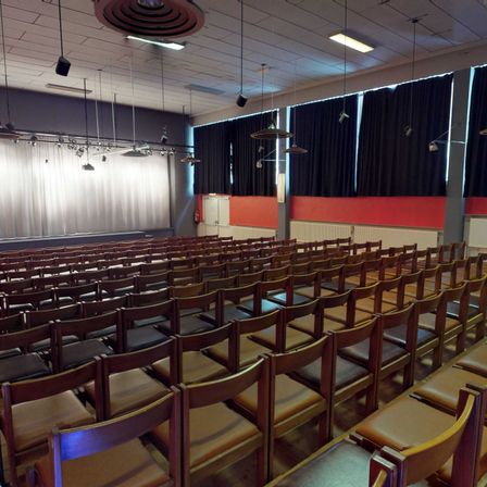 Bild enthält, People, Building, School, Indoors, Classroom, Crowd, Audience, Lecture, Hall, Lecture Hall