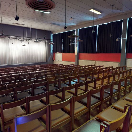 Bild enthält, People, Building, School, Indoors, Classroom, Crowd, Audience, Lecture, Hall, Lecture Hall